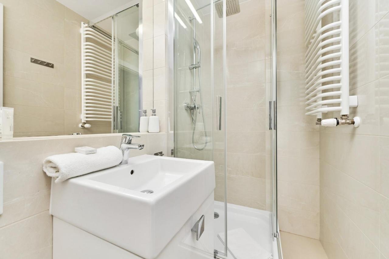 Modern Elegance With Ac By Renters Apartament *