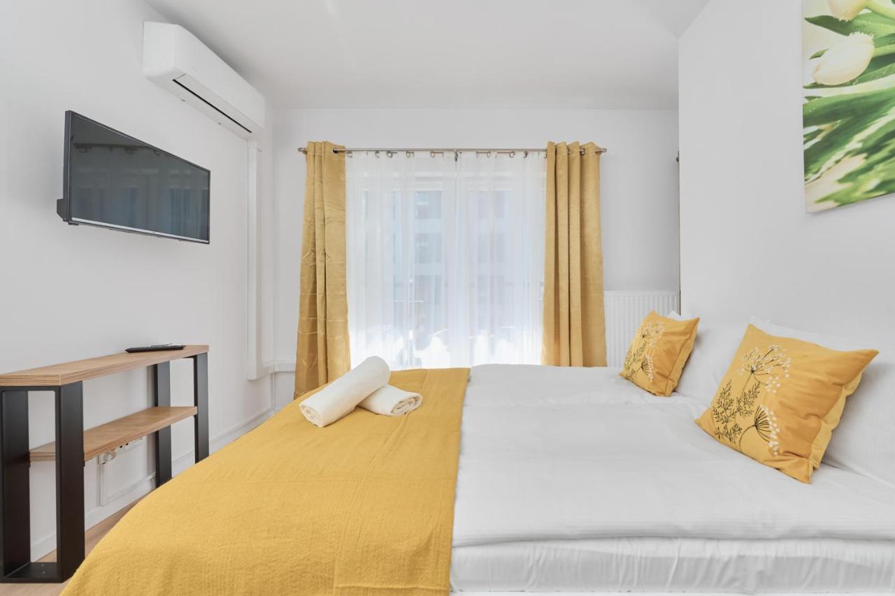Modern Elegance With Ac By Renters Apartament *